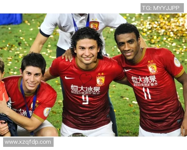 港星与足球明星同框合影展现魅力与风采的精彩瞬间 港星与足球明星同框合影展现魅力与风采的精彩瞬间